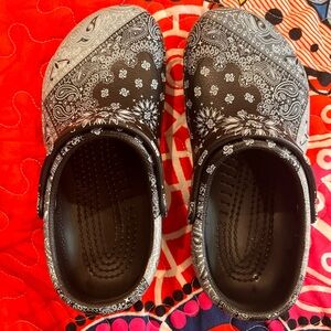 Crocs Paisley Bandana Print Womens 7 Mens 5